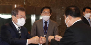 En février 2020 à Séoul, le Président de la Corée du Sud salue un collaborateur.
